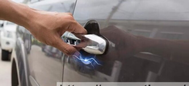 Что делать если при выходе из авто бьет током?