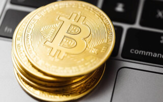 Биткоин начал неделю с подъёма выше $65,000, но он может оказаться под угрозой