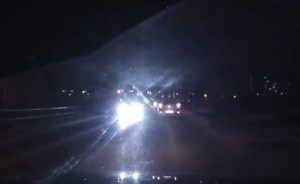 встречный автомобиль слепит фарами